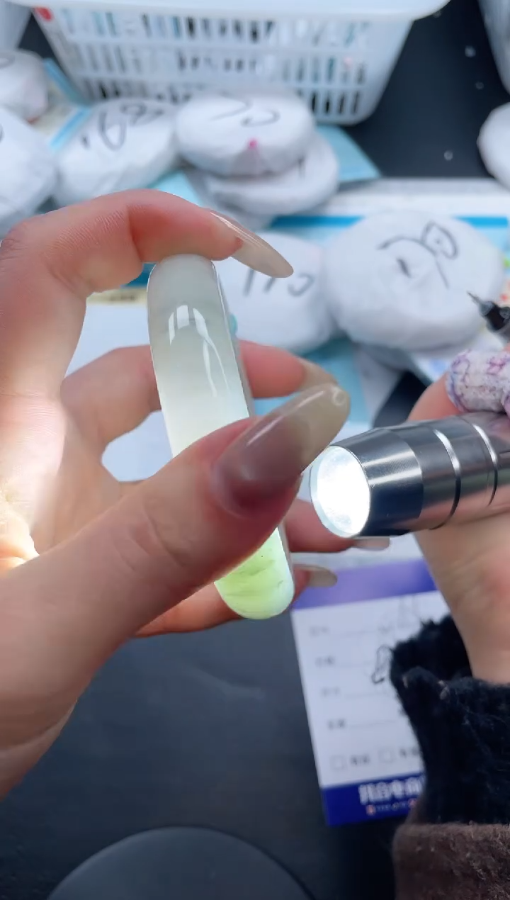 【闪购商品】石英质玉手镯未镶嵌9V65-60