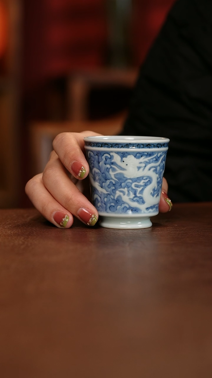 【闪购商品】青花雕刻龙纹元杯