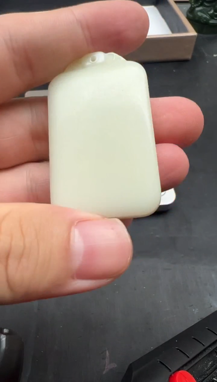 和田玉未镶嵌颈饰玉牌