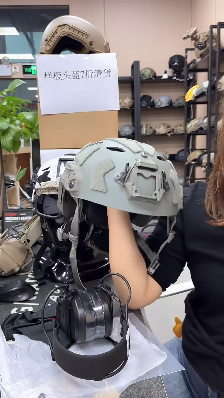 TB1462A-FG-L SF头盔 98新  一口价