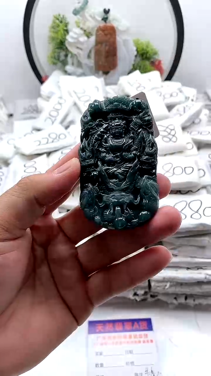 翡翠未镶嵌颈饰虚空藏