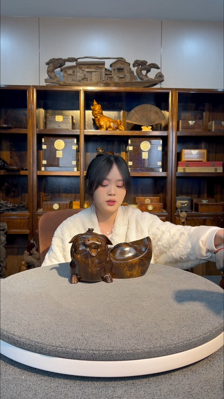 【闪购商品】金丝楠木雕元宝金猪