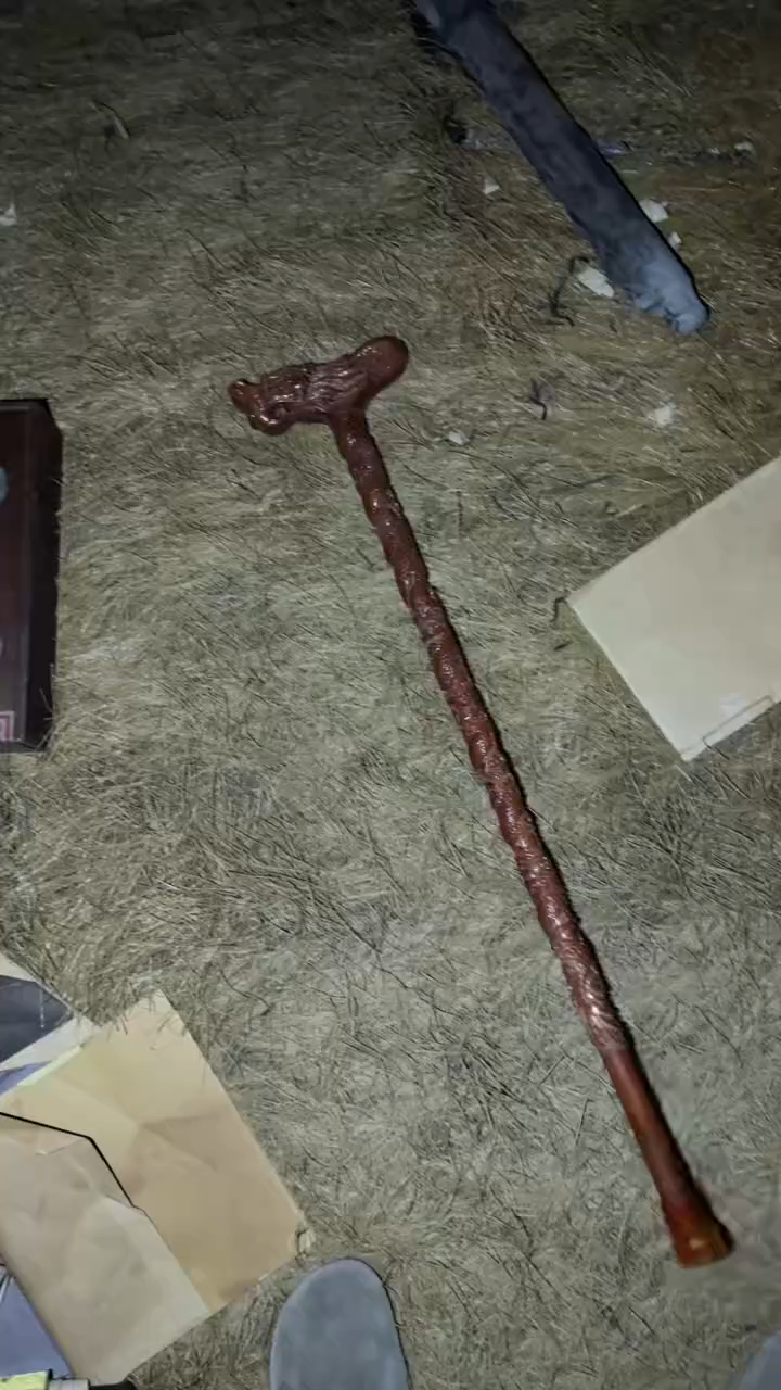 香榧木龙头拐杖==