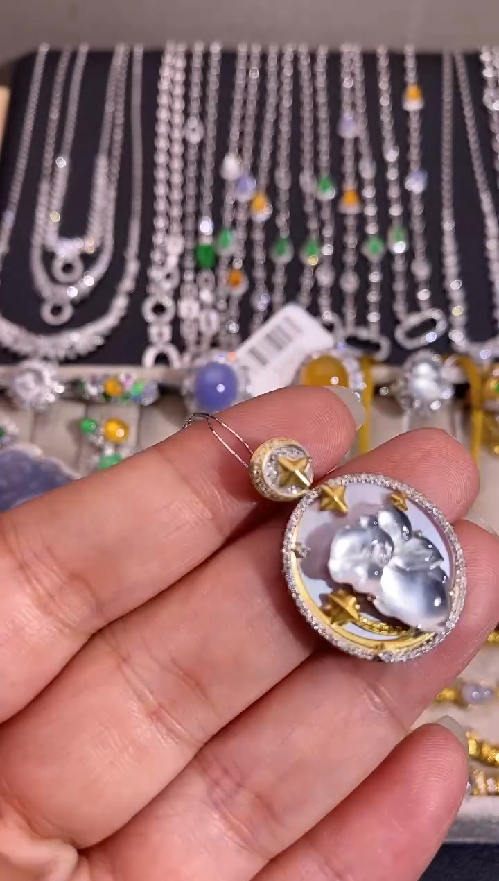 颈饰18K金镶嵌翡翠吊坠