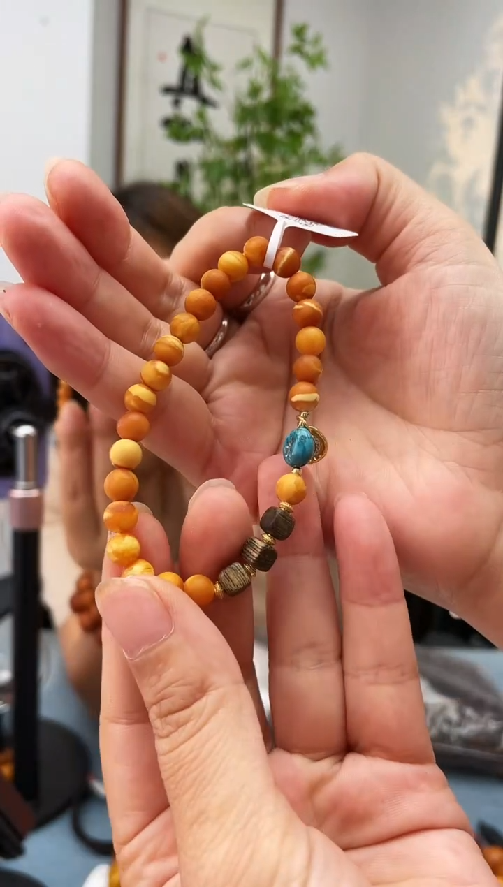 未镶嵌琥珀珠宝奇石发一件