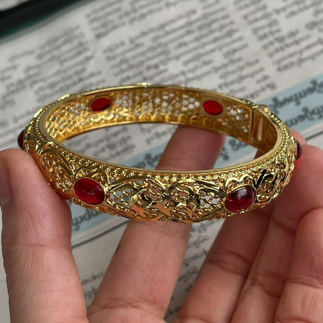 A230-云上镂空精工卡扣手镯