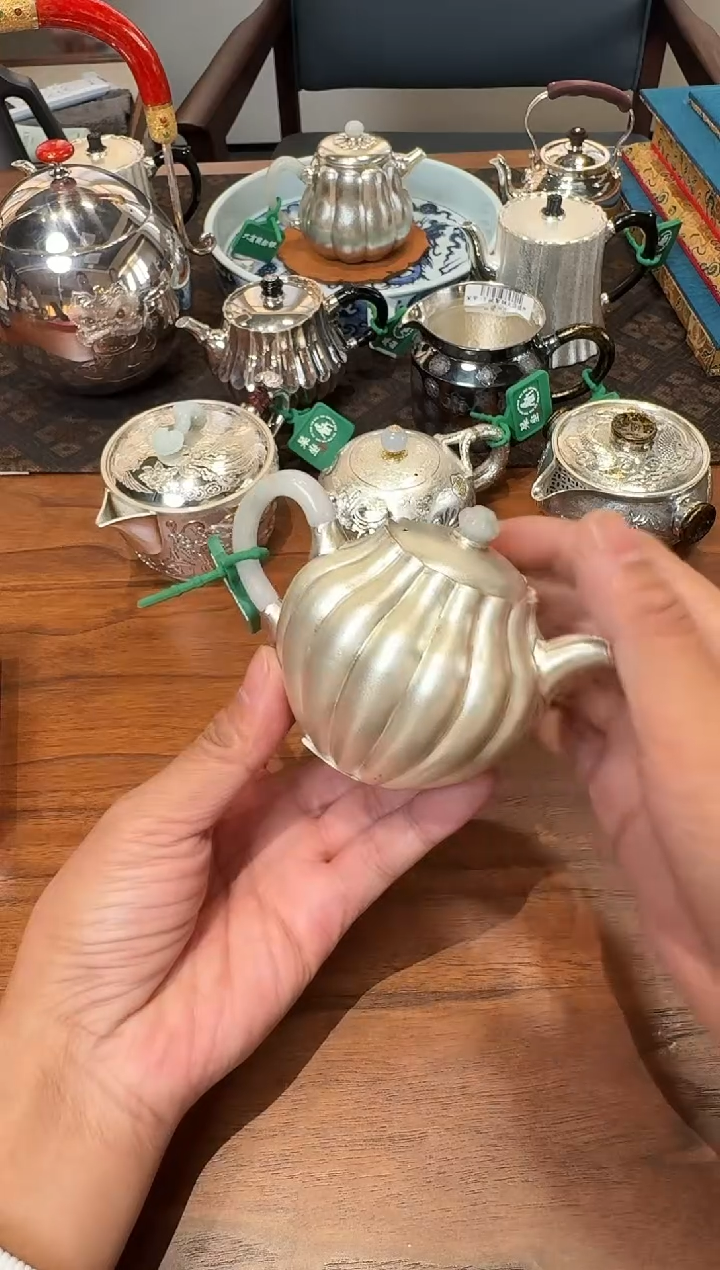*寸发标 手作雪花纹菊瓣如意壶