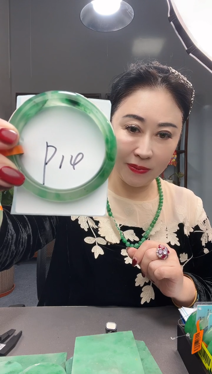 【闪购商品】石英质玉手镯未镶嵌1