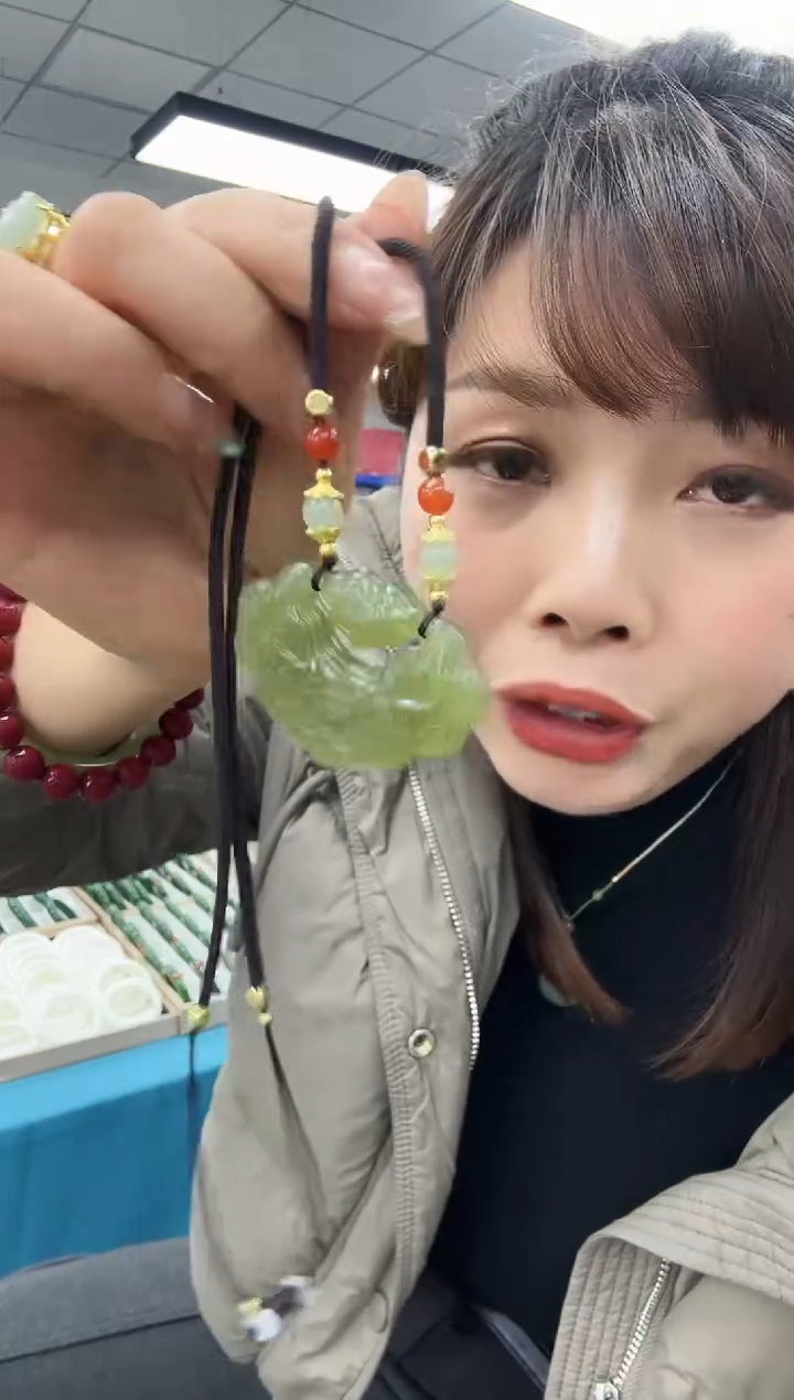 颈饰未镶嵌和田玉精美和田玉湖水绿如意锁吊坠