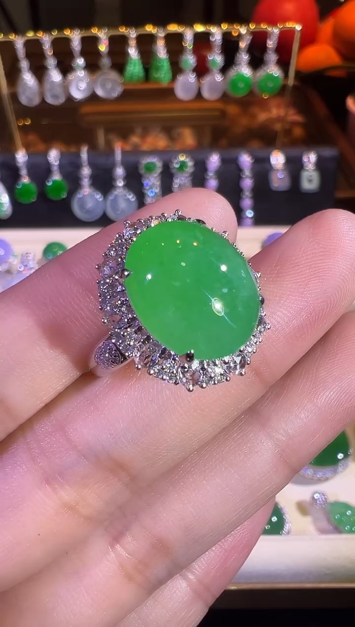 【闪购商品】翡翠戒指18K金镶嵌高冰满绿大蛋面戒指