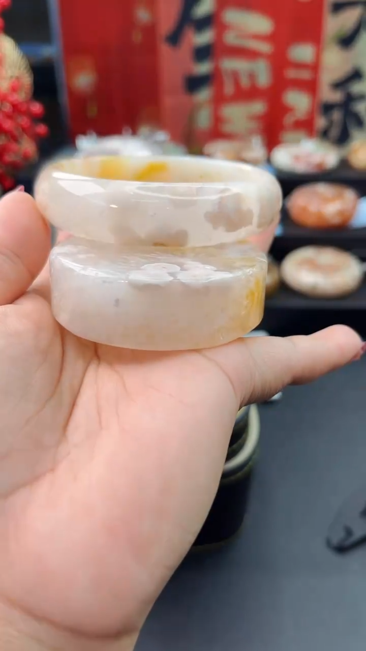 【闪购商品】石英质玉手镯未镶嵌赠送镯心（61圈口）无证书