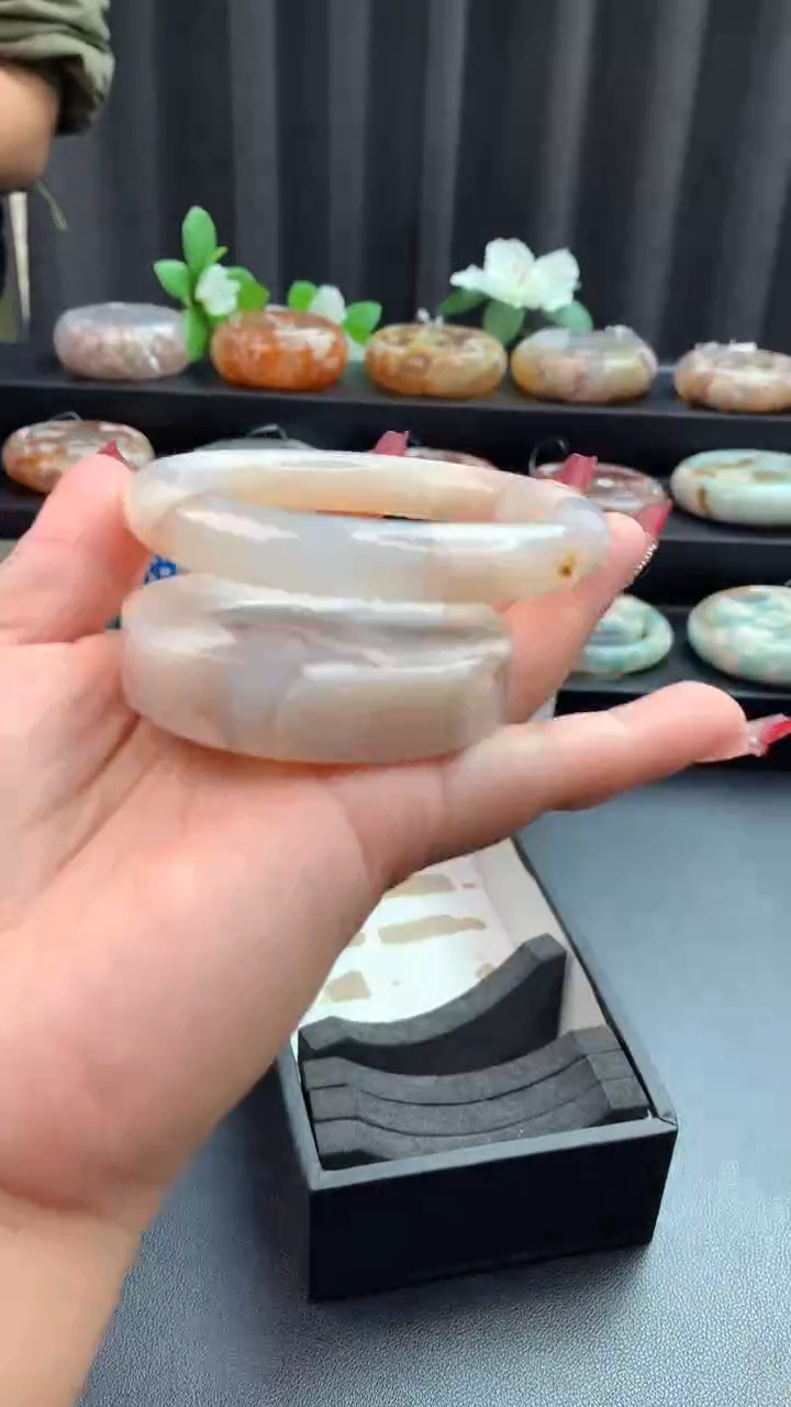 未镶嵌手镯石英质玉（61圈口）赠送镯心 无证书