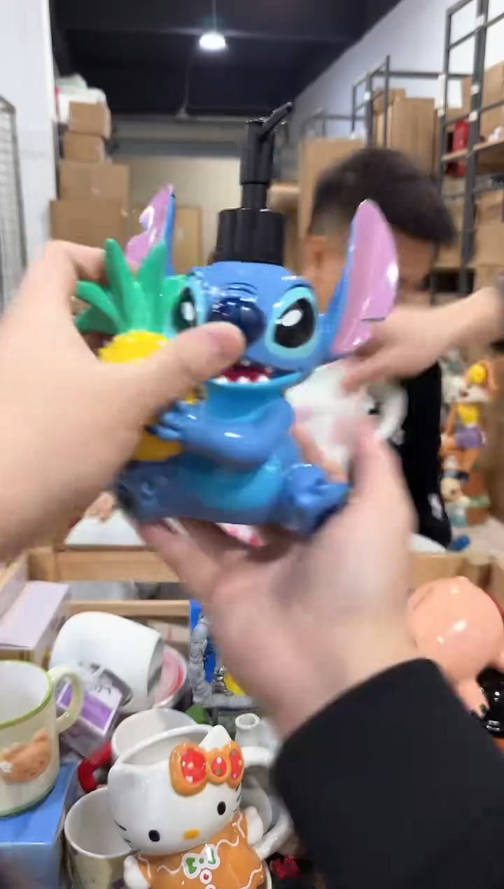 瓷片史迪仔抱菠萝按压瓶