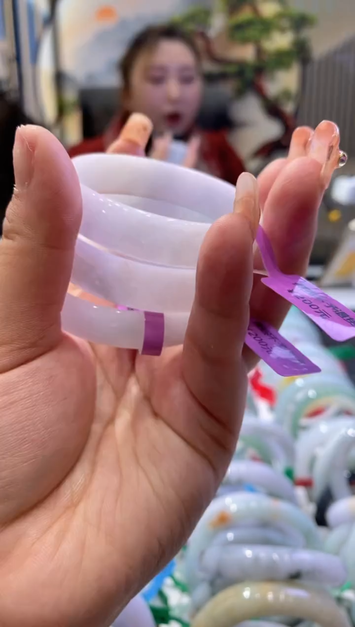 【闪购商品】翡翠手镯未镶嵌多样性发货仅发其一/02586