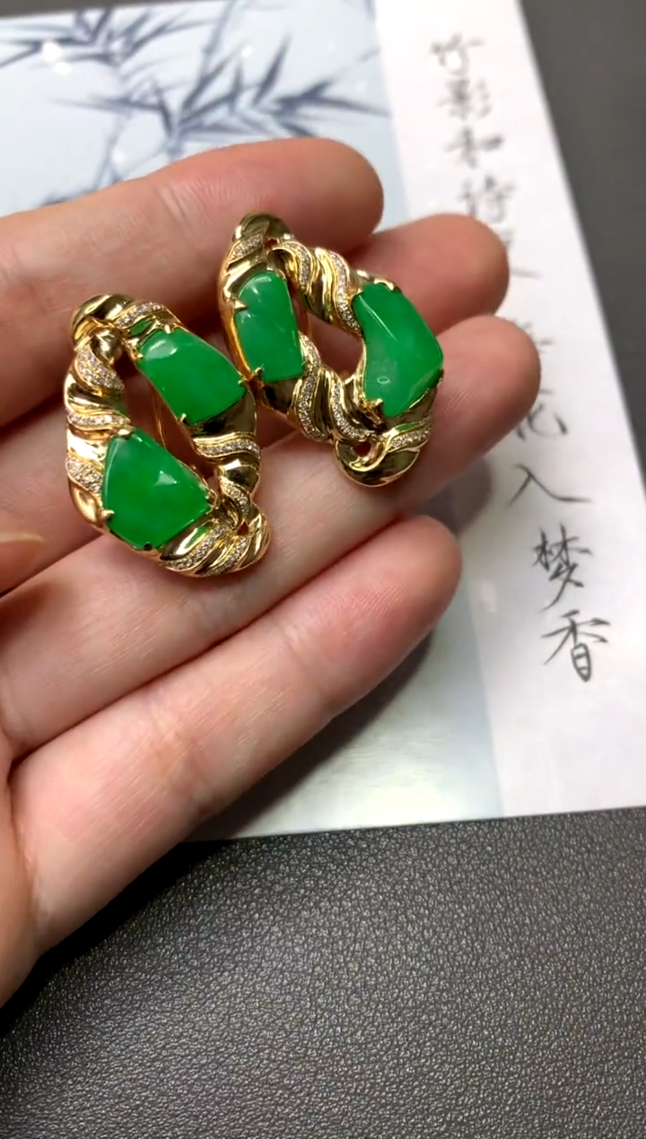 18K金镶嵌翡翠耳饰南**妹绿色随形设计款（48小时鉴赏）