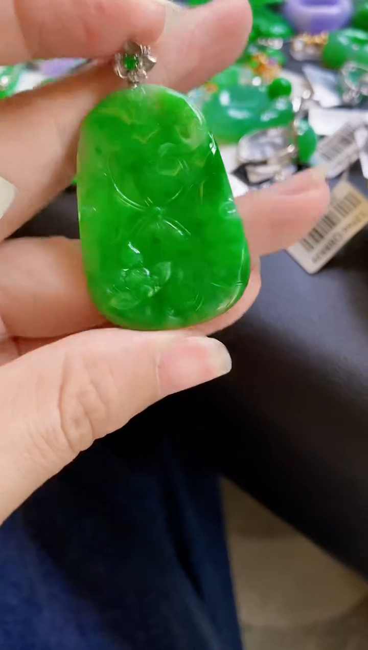 翡翠18K金镶嵌颈饰荷叶