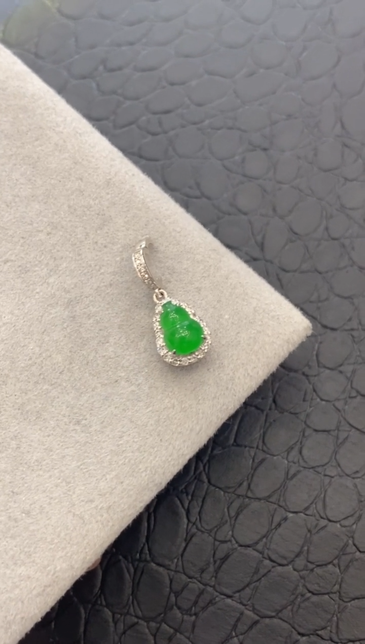 颈饰18K金镶嵌翡翠收到货48小时鉴赏期（超时不退不换）