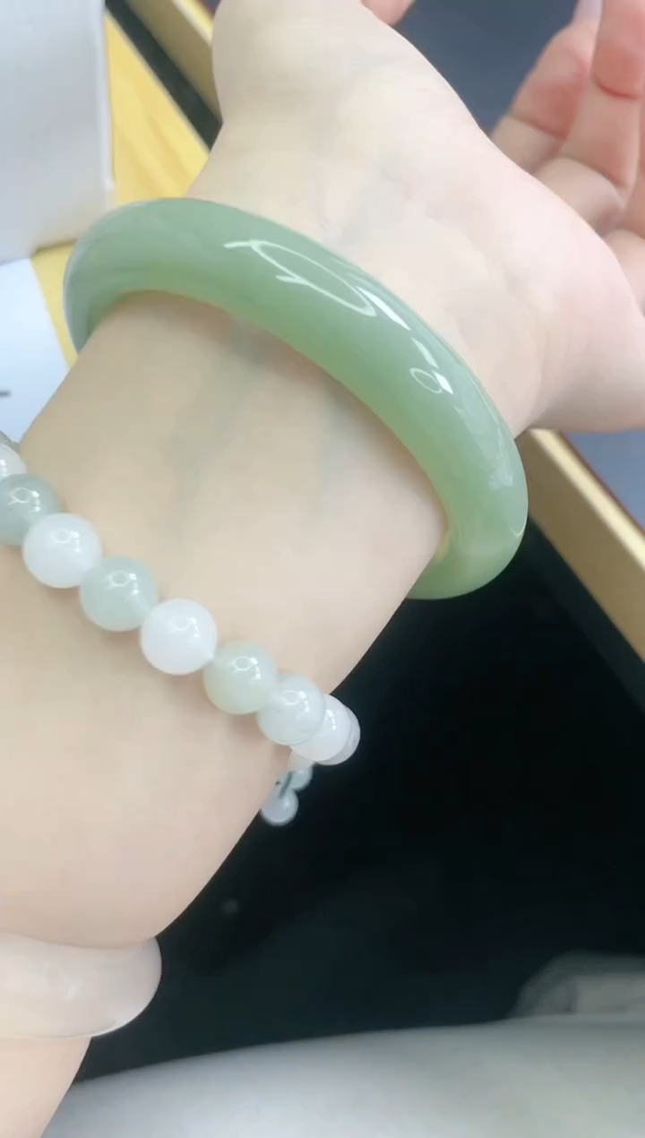 【闪购商品】石英质玉手镯未镶嵌126/58.4