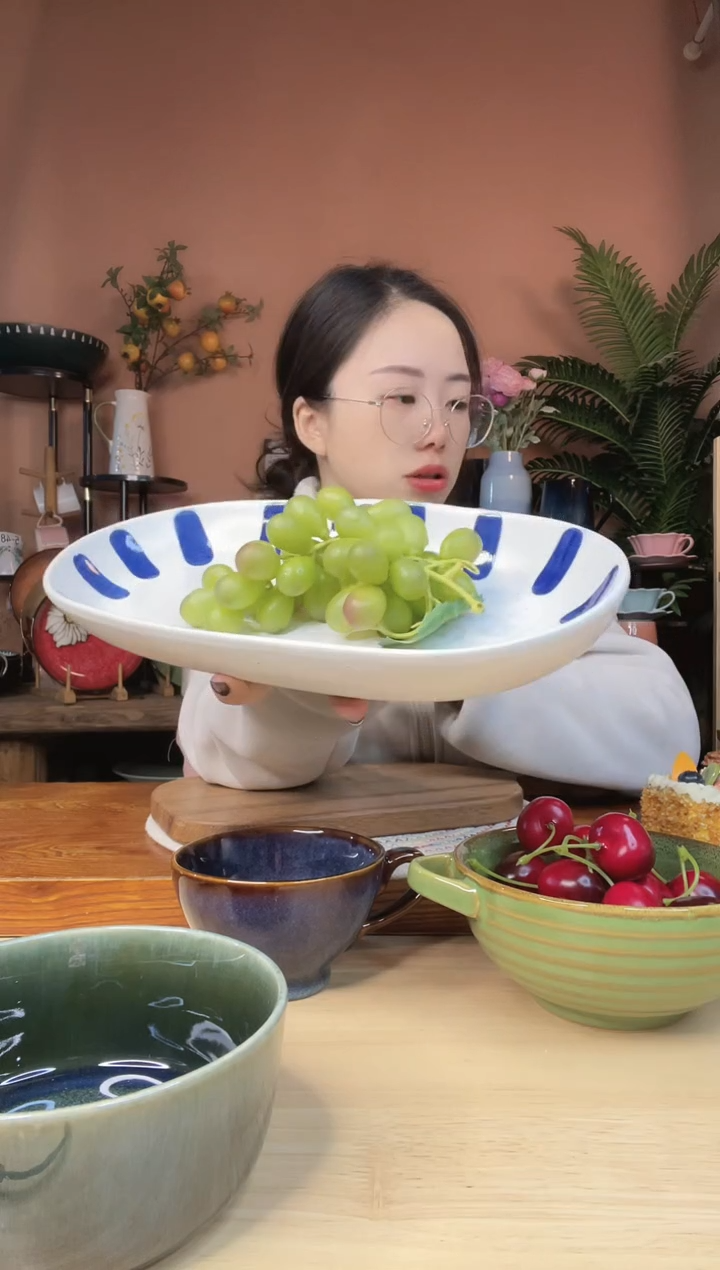 陶瓷11.5英寸手绘线条鱼盘 微瑕疵