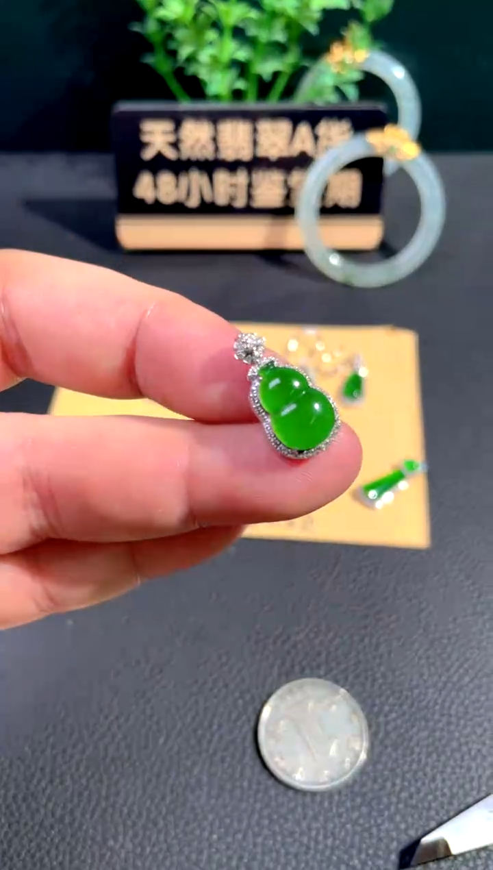 颈饰18K金镶嵌翡翠翡翠