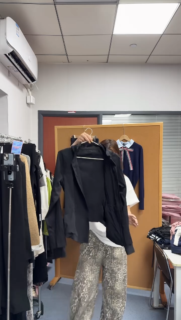 恐龙阿姨闪购商品：黑色防晒外套