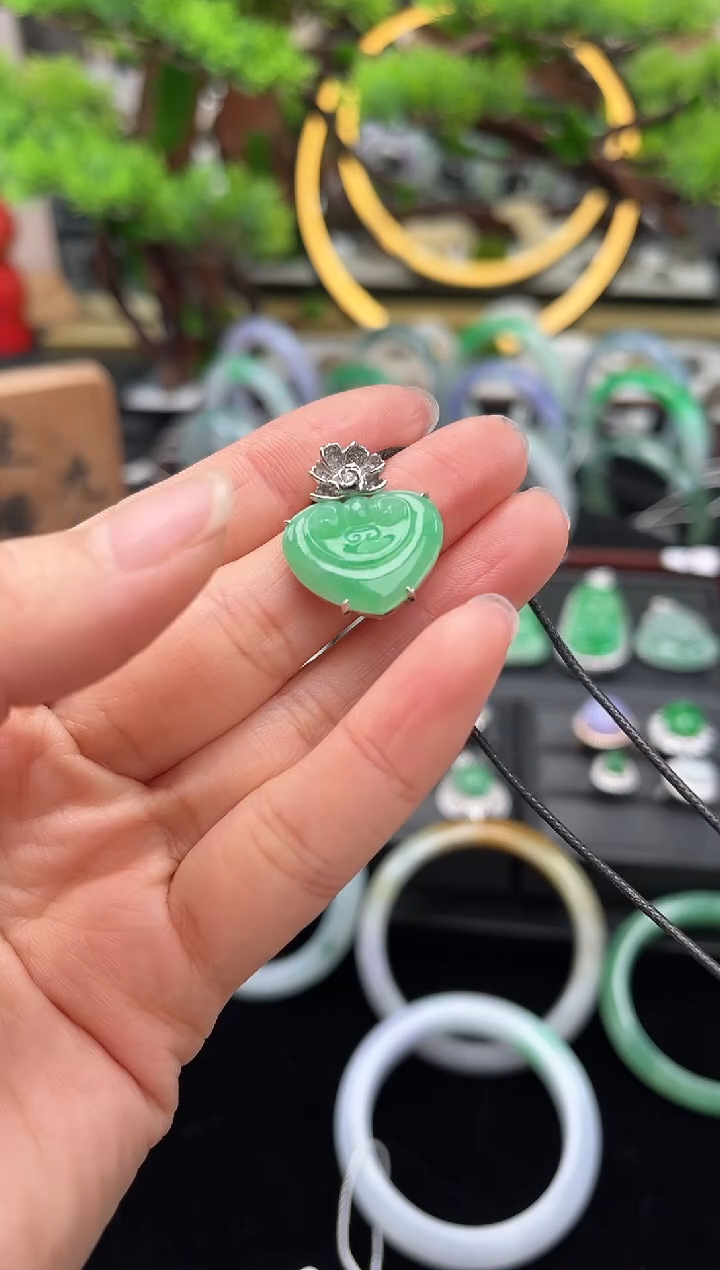 颈饰18K金镶嵌翡翠吊坠