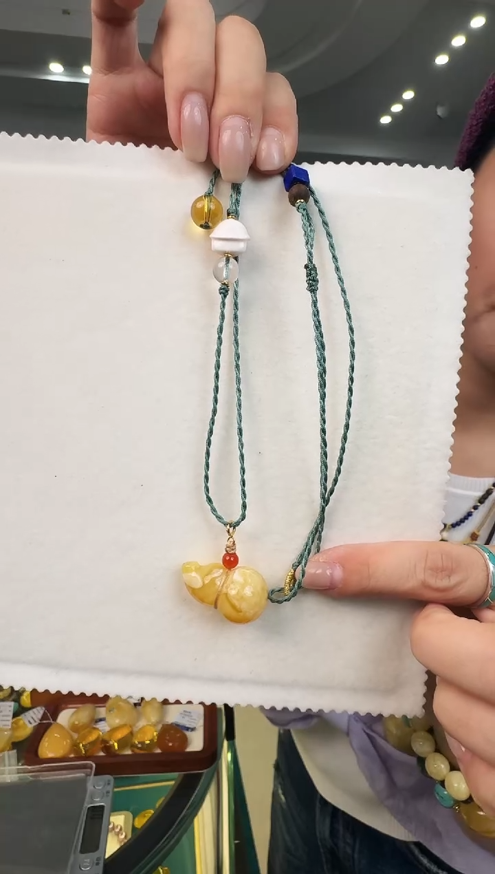 蜜蜡吊坠(赠链)未镶嵌精致的吊坠