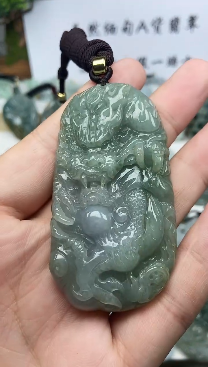 翡翠未镶嵌颈饰龙牌