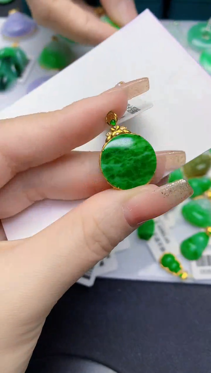 颈饰18K金镶嵌翡翠缅甸天然翡翠A货