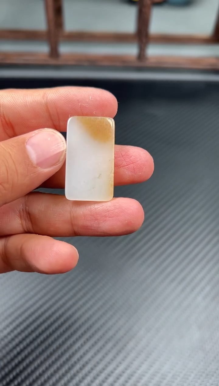 吊坠(赠链)未镶嵌和田玉黑山微色差吊坠