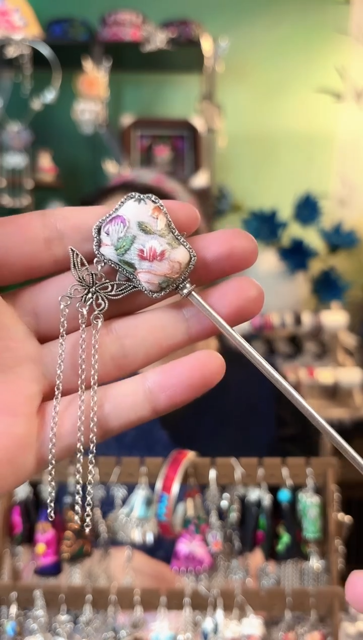 织绣彩云南阁非遗老绣饰品667