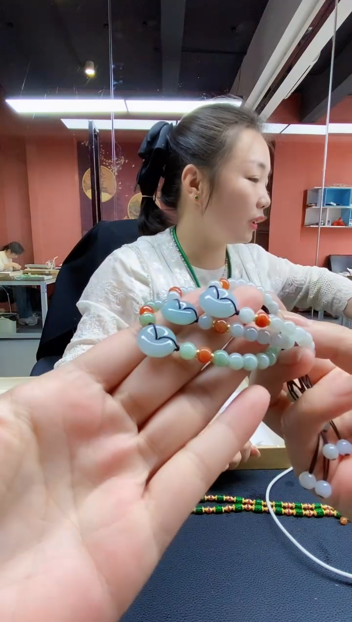 颈饰未镶嵌翡翠手串 