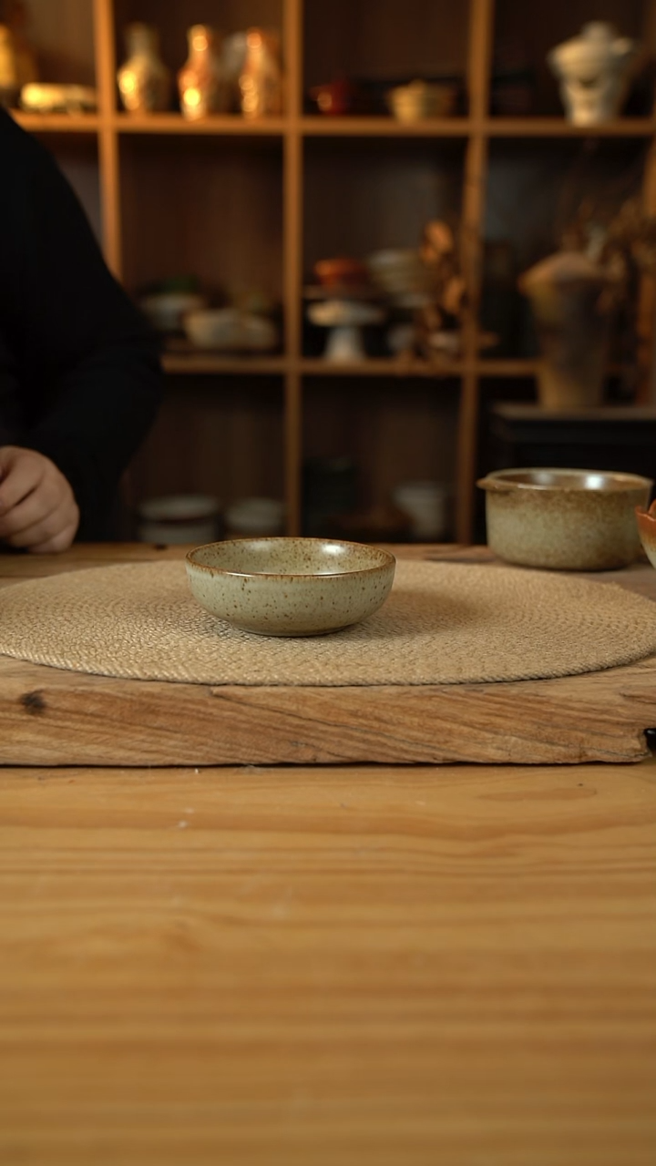 奶奶系列的大号蘸料碟1个