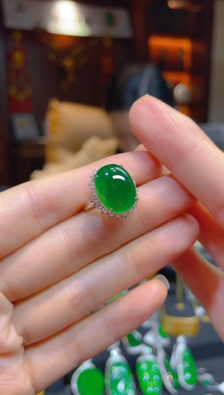 【闪购商品】翡翠戒指18K金镶嵌114181天然A货翡翠蛋面戒指