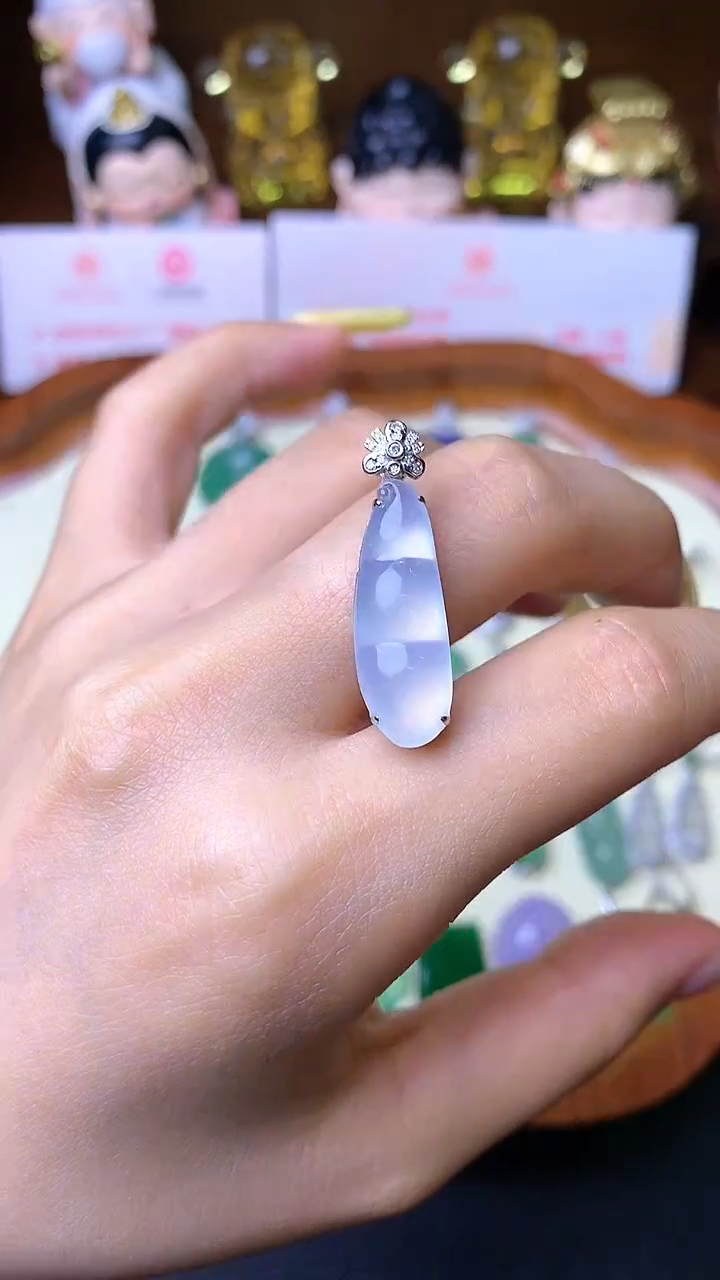 翡翠18K金镶嵌颈饰吊坠