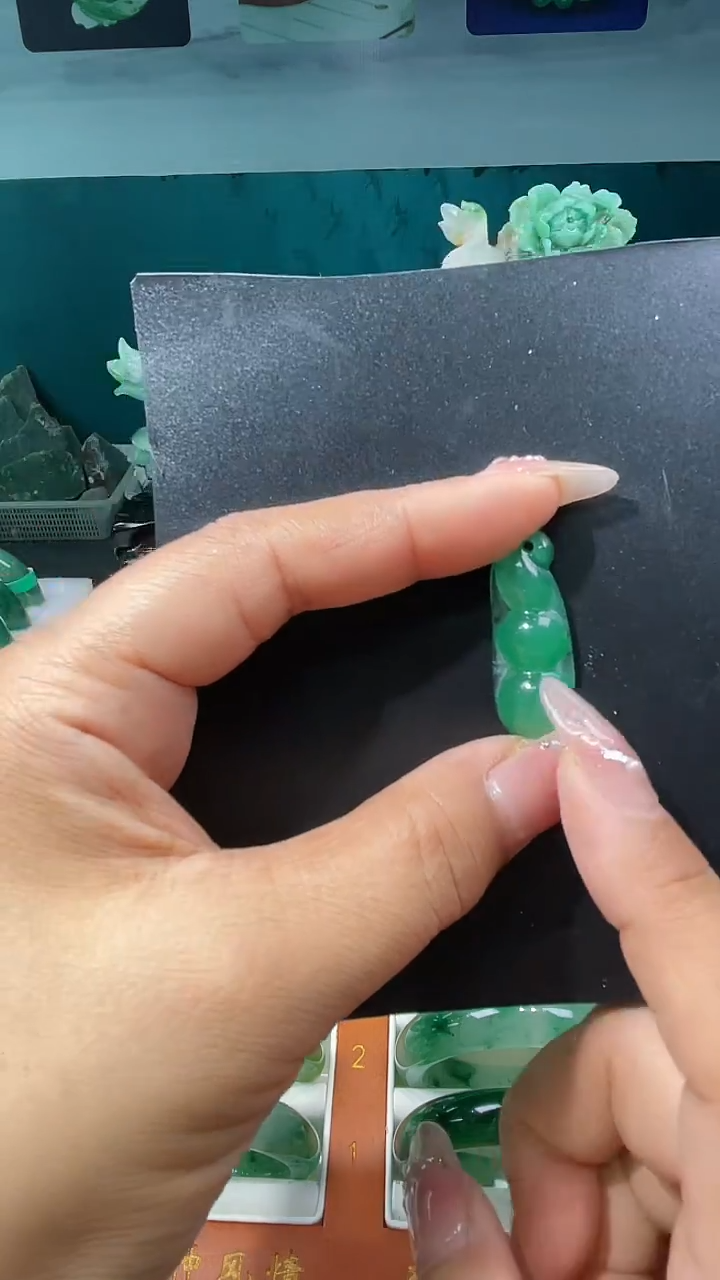 未镶嵌挂件石英质玉（非洲翠）冠**缘挂件