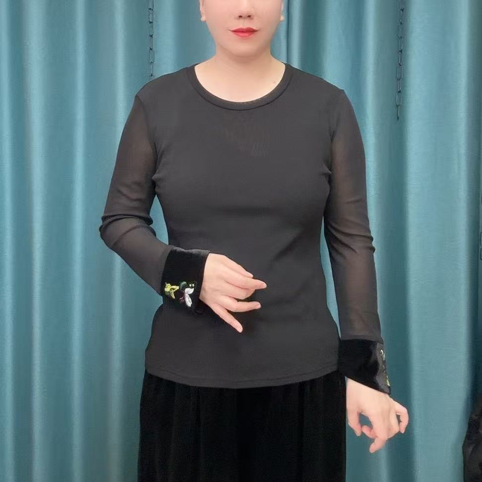 圆领百搭黑色袖口刺绣小衫（爱）