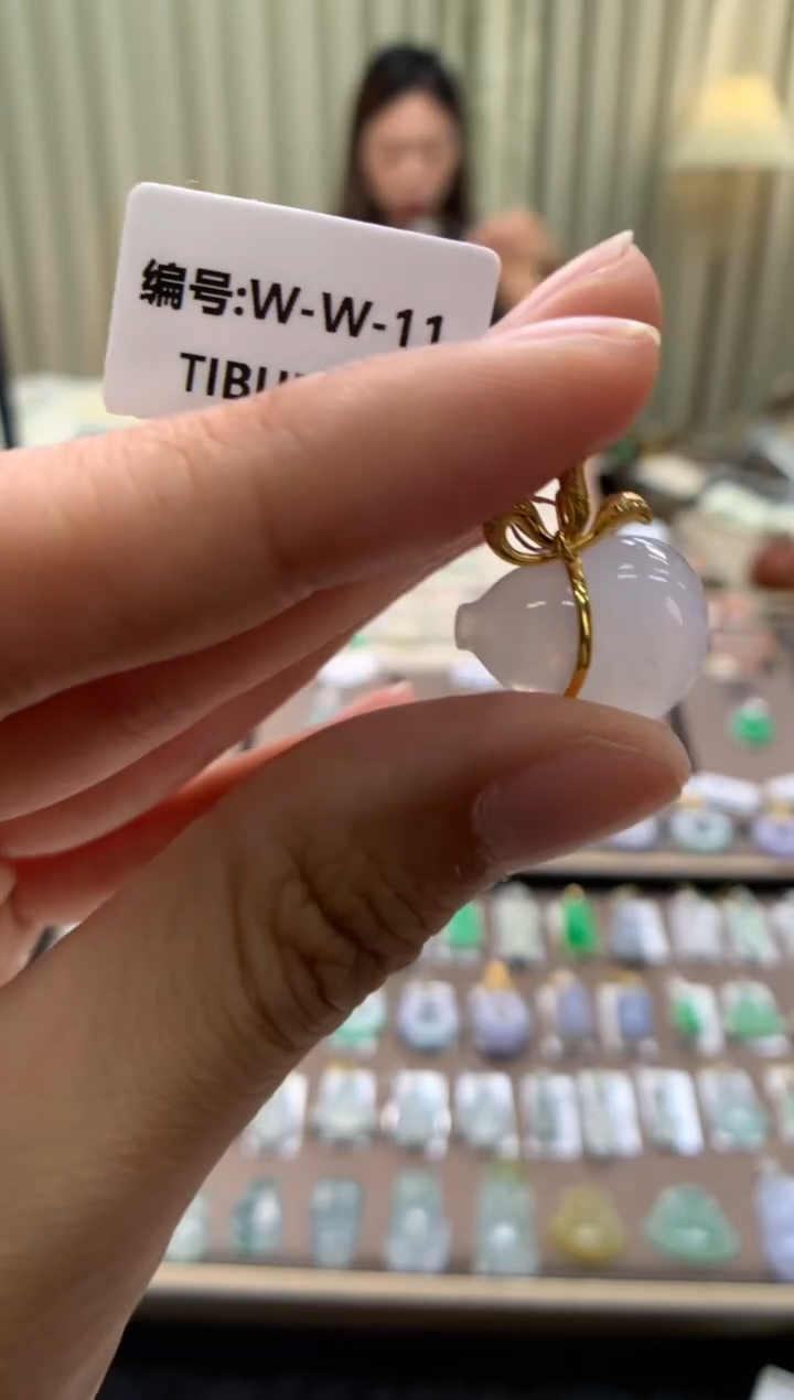 翡翠18K金镶嵌颈饰葫芦