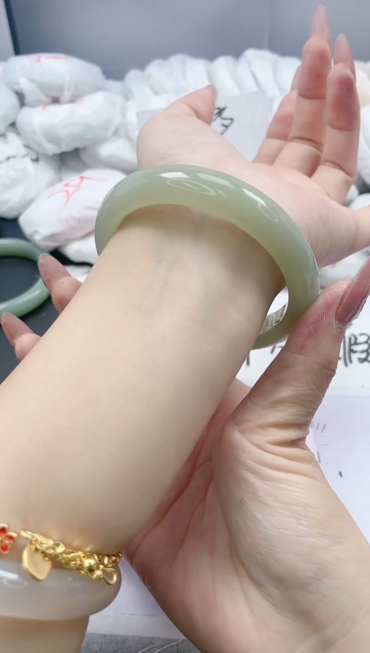 【闪购商品】石英质玉手镯未镶嵌215/60.3