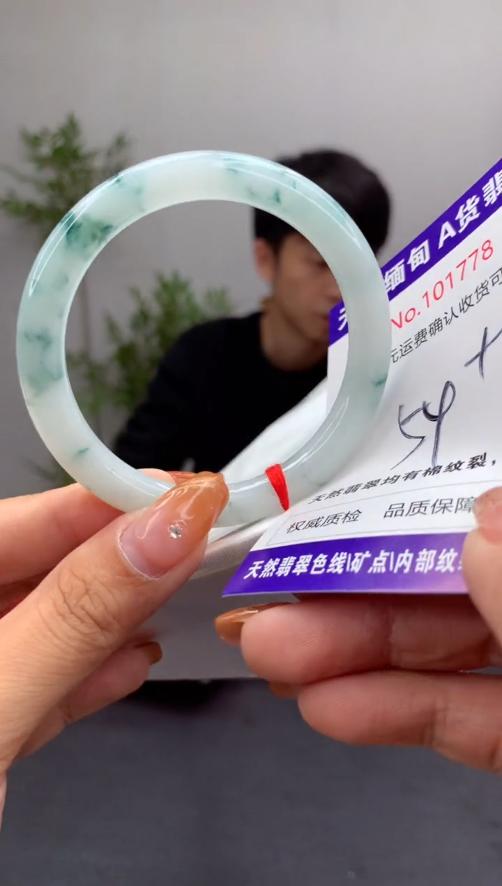 未镶嵌手镯翡翠有纹，完美者勿拍