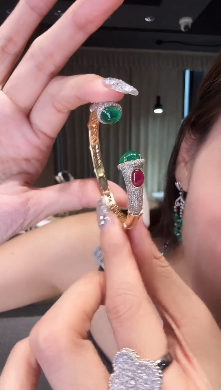 18K金镶嵌手镯祖母绿CE0822