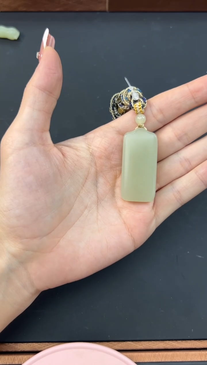 【闪购商品】和田玉吊坠(赠链)未镶嵌且末微色差迪克兰吊坠