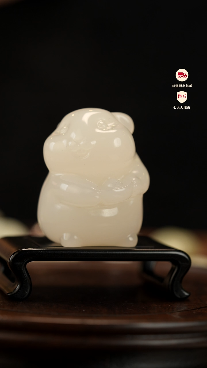 云南石荔枝白雕刻：鼠来宝手把件摆件