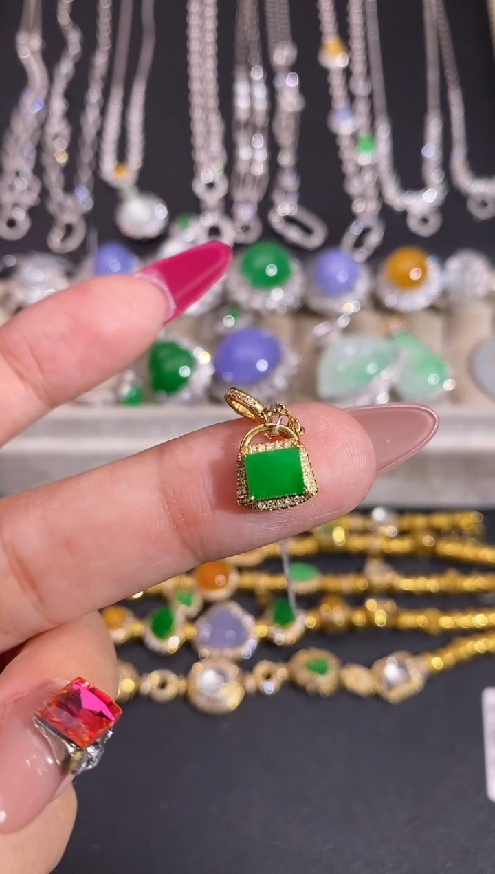 颈饰18K金镶嵌翡翠吊坠