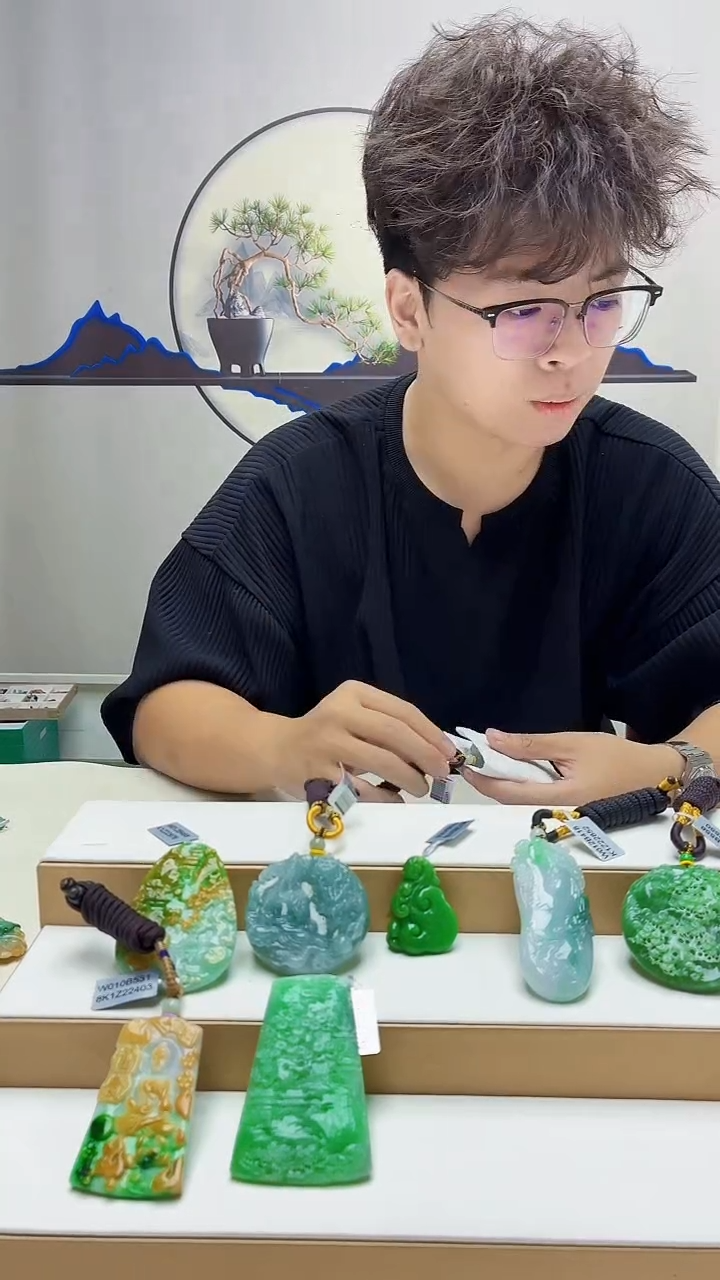 未镶嵌定制翡翠P**n4688zm-毛货挂件