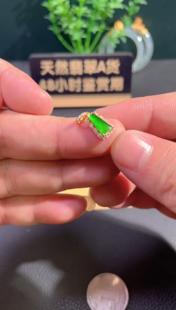 颈饰18K金镶嵌翡翠翡翠