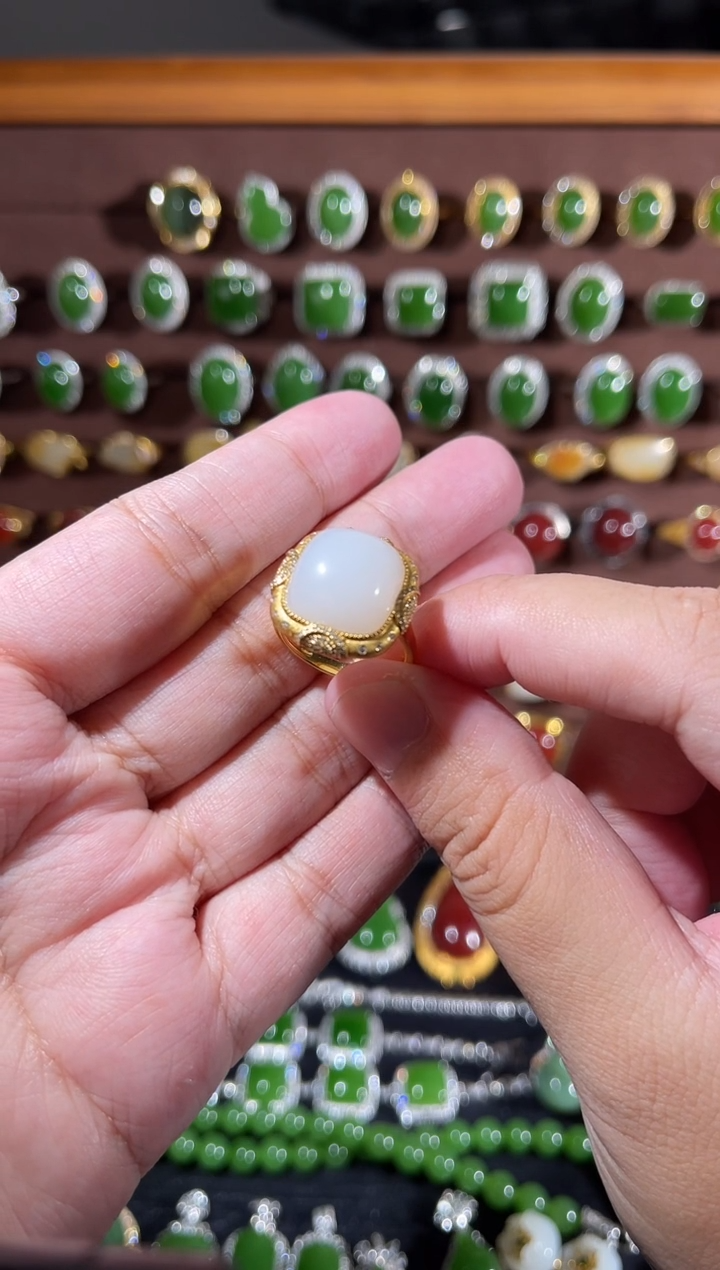 颈饰18K金镶嵌和田玉白玉方戒指