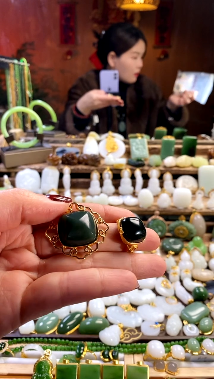 【闪购商品】和田玉吊坠银S925镶嵌。