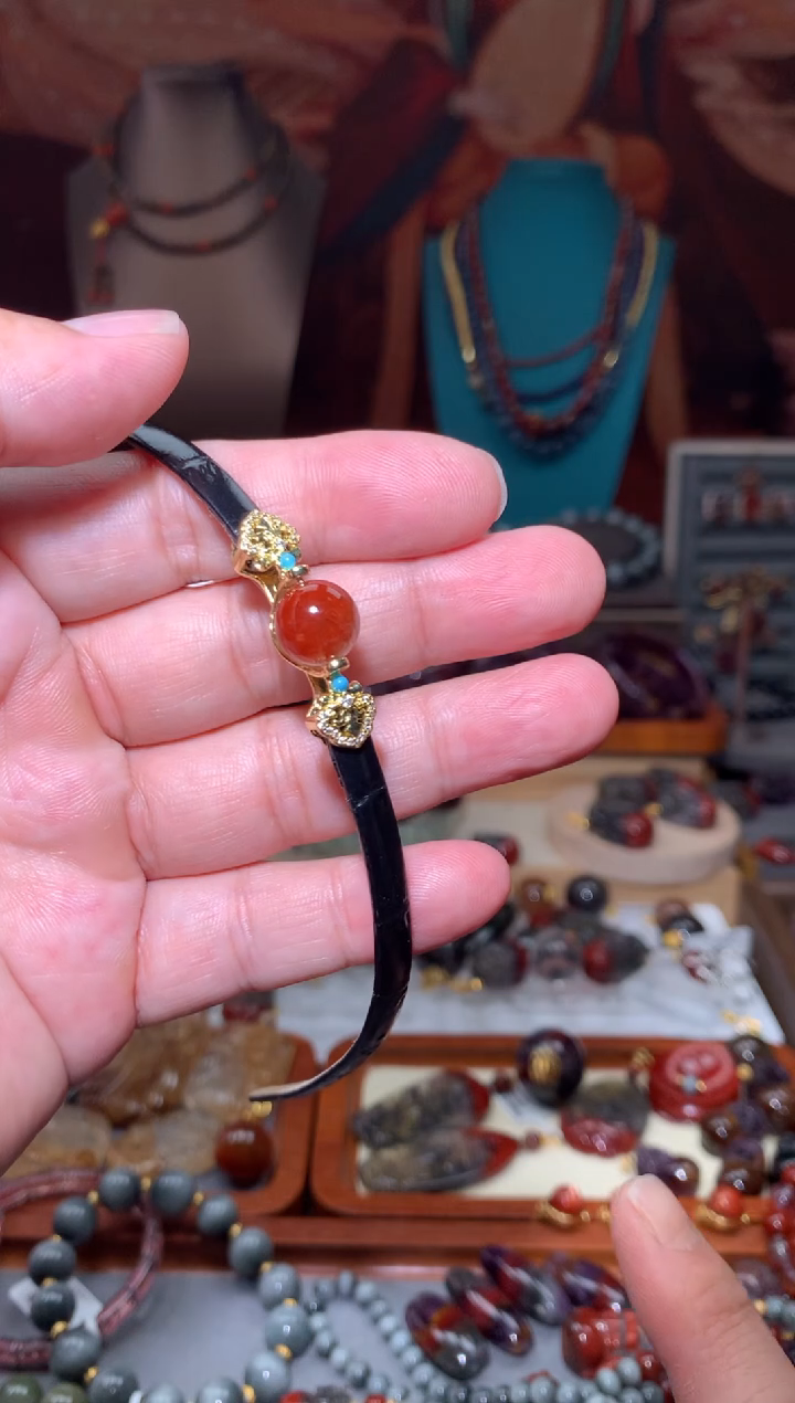 未镶嵌珠宝半成品水晶红极光表带，多样性