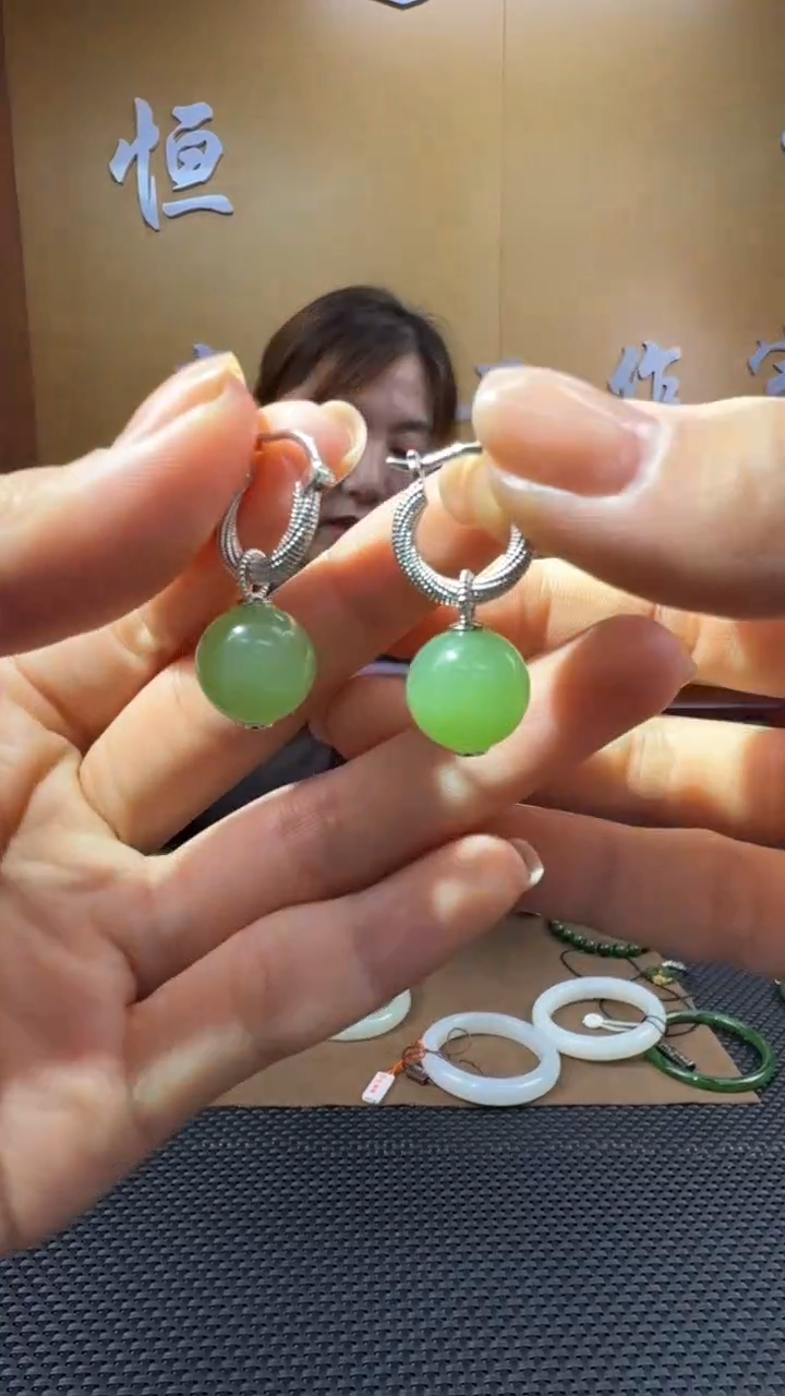 颈饰未镶嵌和田玉耳饰一对